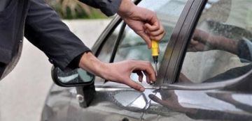 محاولة سرقة سيارتين من أمام منزل أحد الإعلاميين