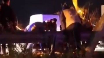 معلومات متداولة عن حالة ولادة لسيدة نازحة على الطريق وسط زحمة السير بمساعدة مسعفين