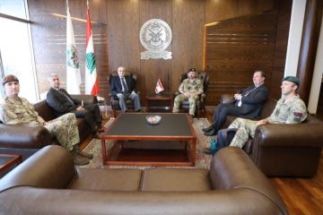 وزير الدفاع الوطني يستقبل وفدا بريطانيا ويبحث تداعيات الحرب والتعاون العسكري