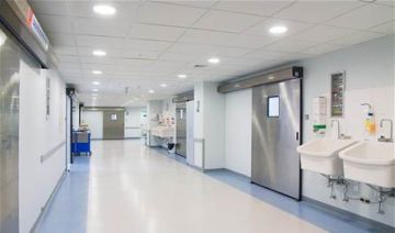 خضع لعملية جراحية طارئة بعد تعرضه لحادث سير مروع.. إليكم الوضع الصحي لفنان عربي شهير