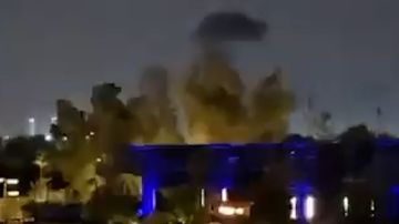 بالفيديو: دخان من السفارة... وهجوم