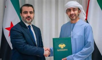 محمد بن زايد يتلقى رسالة من الشرع تسلمها عبد الله بن زايد محمد بن زايد يتلقى رسالة من الشرع تسلمها عبد الله بن زايد