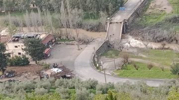 الطيران الحربي الإسرائيلي استهدف فجر اليوم جسر القاقعية الطيران الحربي الإسرائيلي استهدف فجر اليوم جسر القاقعية