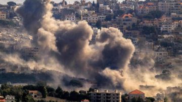 قنابل مضيئة فوق الخيام وتفجير في ميس الجبل