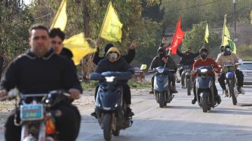 رشقات ماء من الشرفات.. على موتوسيكلات الحزب