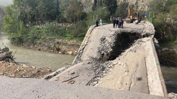 بالفيديو: أعمال لإنشاء جسر من العبارات بهدف تسهيل عودة المواطنين