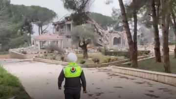 بالفيديو: غارة استهدفت منزل والد رئيس بلدية تبنين