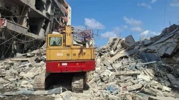 استمرار عمليات رفع الانقاض في صور