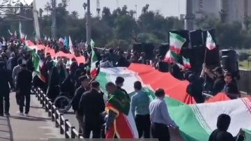 بالفيديو: الإيرانيون يتجمعون على الجسور لمنع استهدافها