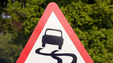 تحذير... تسرب مازوت هذه الطريق!