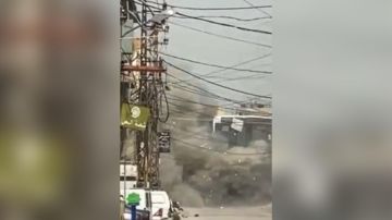 بالفيديو: غارة تسقط المبنى بالفيديو: غارة تسقط المبنى
