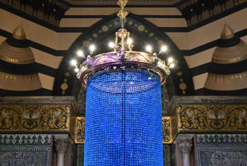 7,500 عين تحرس الذاكرة.. عمل فني عربي داخل منزل لايتون بلندن