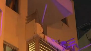 بالفيديو: mtv في موقع المبنى المستهدف... وما حقيقة فرار أحد الأشخاص؟