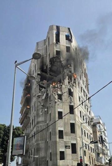 القناة 12 العبرية: إصابة شخصين إثر سقوط ذخائر من صاروخ عنقودي إيراني في تل أبيب