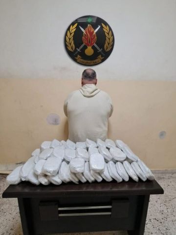 سرقوا مبلغا ماليا ومصاغا ذهبيا بقيمة تقارب الـ 50 ألف دولار أميركي ثم حرقوا أثاث المنزل وفروا هاربين وشعبة المعلومات توقف اثنين منهم وتضبط 40 كلغ من حشيشة الكيف