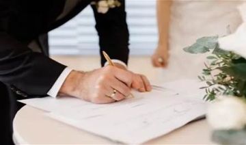 صورة لممثلين مع مأذون تثير الجدل.. هل عقدا قرانهما؟