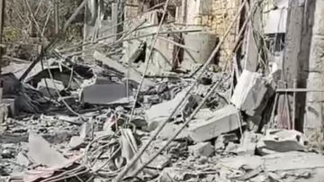 بالفيديو: دمار مرعب.. بعد الغارة بالفيديو: دمار مرعب.. بعد الغارة