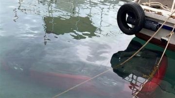 سقوط سيارة وغرقها تحت الماء في ميناء جبيل