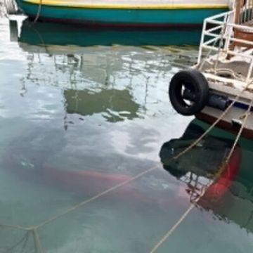 إنزلاق سيارة بالبحر في ميناء جبيل