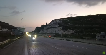 بالفيديو.. عشرات اللبنانيين يحاولون العودة إلى الجنوب على وقع القصف الإسرائيلي