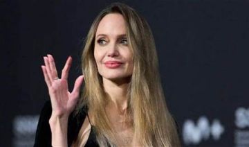 بالصورة أنجلينا جولي بإطلالة غير تقليدية بالصورة أنجلينا جولي بإطلالة غير تقليدية