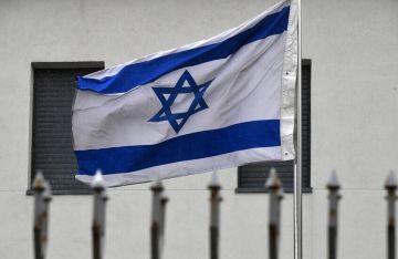 السفير الأمريكي لدى إسرائيل ينهي 6 أسابيع من التقشف مع كلبين ويعود لمقره الرسمي