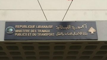 صيانة للحفر على أوتوستراد الدورة طرابلس