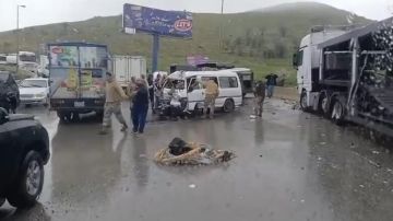 بالفيديو: حادث سير مروع بين شاحنة وفان لنقل الركاب