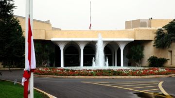 تنكيس العلم اللبناني في قصر بعبدا لمناسبة الجمعة العظيمة تنكيس العلم اللبناني في قصر بعبدا لمناسبة الجمعة العظيمة