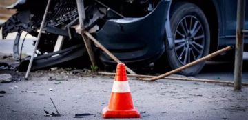 جلست على الرصيف وبكت.. هذا ما فعلته إعلامية بارزة بعد نجاتها من حادث سير مروع (فيديو)