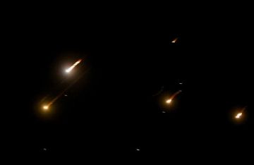 تصعيد ليلي على الجبهة الشمالية.. عشرات الصواريخ والمسيرات من لبنان تستهدف الجليل 