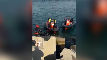 بالفيديو: انتشال جثة مجهولة الهوية بالقرب من الشاطئ المواجه للمطار