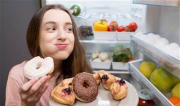 كيف يؤثر الإفراط في الحلويات على القلق؟