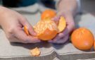أقوى من الثمرة نفسها.. كيف تحولون قشر البرتقال إلى درع يحمي شرايينكم؟