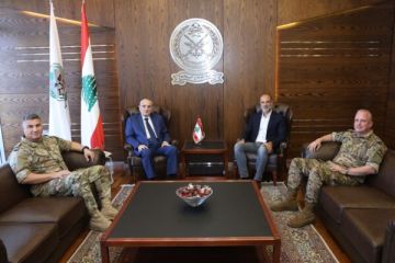 وزير الدفاع بحث مع وزير الأشغال الخطط الموضوعة لإعادة تشغيل مطار القليعات وزير الدفاع بحث مع وزير الأشغال الخطط الموضوعة لإعادة تشغيل مطار القليعات