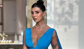 بفيديو مع عائلتها.. زينة مكي تروج لكتابها الجديد