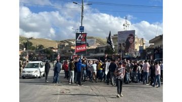 وقفة احتجاجية على طريق المصنع وقفة احتجاجية على طريق المصنع