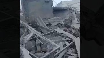 بالفيديو: آثار الغارة في محيط المسجد بالفيديو: آثار الغارة في محيط المسجد