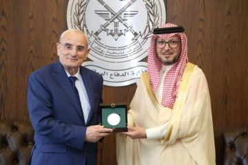 وزير الدفاع يستقبل بخاري في زيارة وداعية وزير الدفاع يستقبل بخاري في زيارة وداعية
