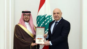 الرئيس عون يقلد البخاري وسام الأرز الوطني الرئيس عون يقلد البخاري وسام الأرز الوطني