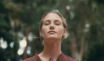 لماذا نرى أنماطا وألوانا متحركة عند إغماض العينين؟ لماذا نرى أنماطا وألوانا متحركة عند إغماض العينين؟