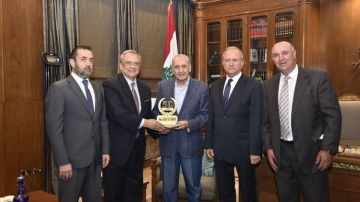 حبيب سلم الرئيس بري اليوبيل الذهبي لمصرف الإسكان وأعلن عن مشروع إسكاني إنمائي جديد يواكب حاجات المرحلة حبيب سلم الرئيس بري اليوبيل الذهبي لمصرف الإسكان وأعلن عن مشروع إسكاني إنمائي جديد يواكب حاجات المرحلة