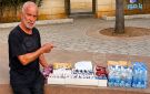 لم يستسلم ابن مدينة النبطية علي جميل.. فتح بسطة صغيرة، لكنها تحمل بين تفاصيلها حكاية كرامة وصمود وأمل
