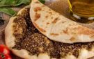بالفيديو فنان شهير يوزع المناقيش على معجبيه في بيروت!