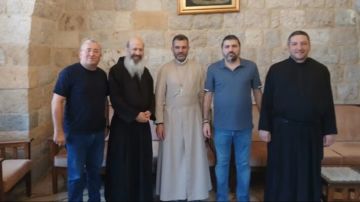 المطران بونجم زار دير مار أنطونيوس قزحيا- الوادي المقدس وعربة قزحيا المطران بونجم زار دير مار أنطونيوس قزحيا- الوادي المقدس وعربة قزحيا