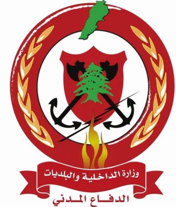 الدفاع المدني ينقل جثة شهيد من عناصره الدفاع المدني ينقل جثة شهيد من عناصره