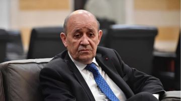 لودريان يحط في لبنان... زيارة حضور بلا حلول