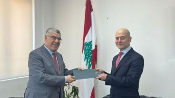 السفير عيسى تسلم أوراق اعتماد السفير الجزائري الجديد السفير عيسى تسلم أوراق اعتماد السفير الجزائري الجديد