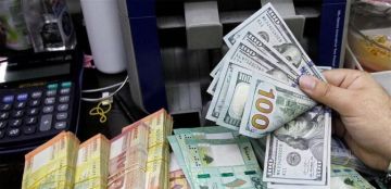 مصدر للدولارات.. خطوة من صرافين في السوق مصدر للدولارات.. خطوة من صرافين في السوق