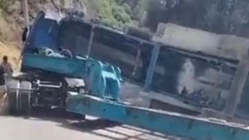 بالفيديو: انقلاب شاحنة في الشوف بالفيديو: انقلاب شاحنة في الشوف